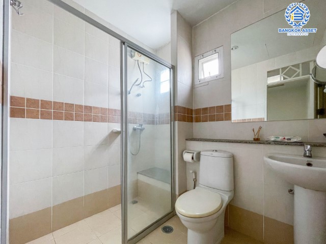 ทาวน์เฮ้าส์มือสอง กรุงเทพฯ ม.ศุภาลัยพาร์ควิลล์2 พหลโยธิน48 หลังมุม! เนื้อที่กว้างขวางมากถึง 32.40 ตร.ว. ฟังก์ชัน 3 ห้องนอน 3 ห้องน้ำ ที่จอดรถ 2 คัน ตั้งบนพื้นที่ชุมชนเหมาะสำหรับทำธุรกิจ บนทำเลแห่งการเดินทาง ใกล้รถไฟฟ้าสายสีเขียว "สถานีสายหยุด" และจุดขึ้นทางด่วน "รามอินทรา-อาจณรงค์"